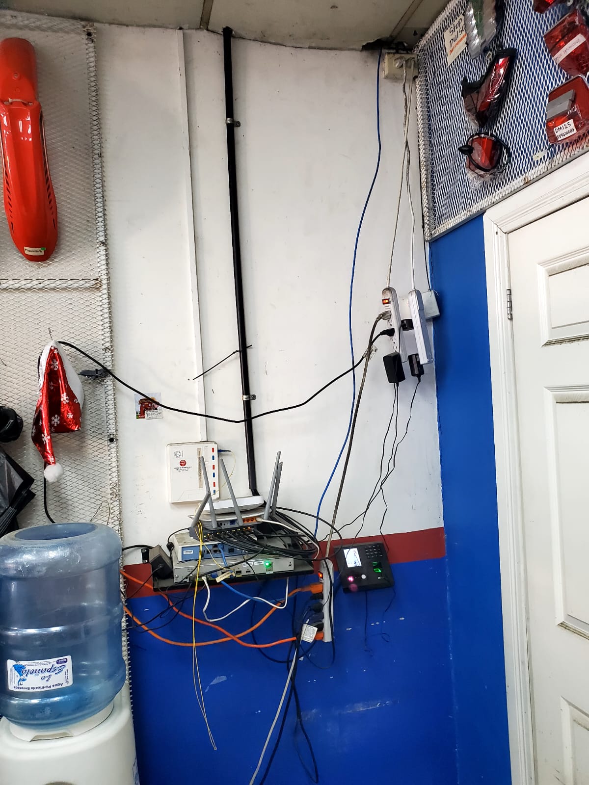 Regletas eléctricas colgando